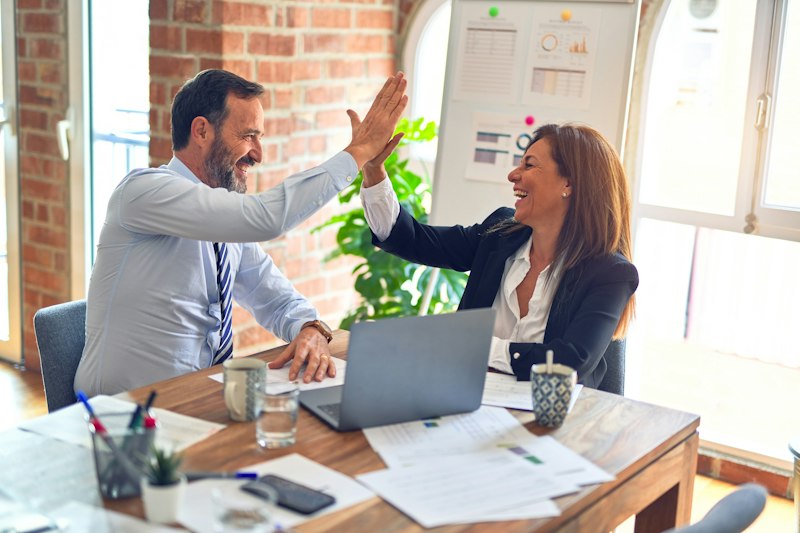 Equipo de operaciones y gerencia trabajando con confianza