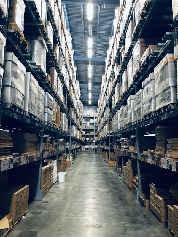 Almacén de distribución con pallets e inventario